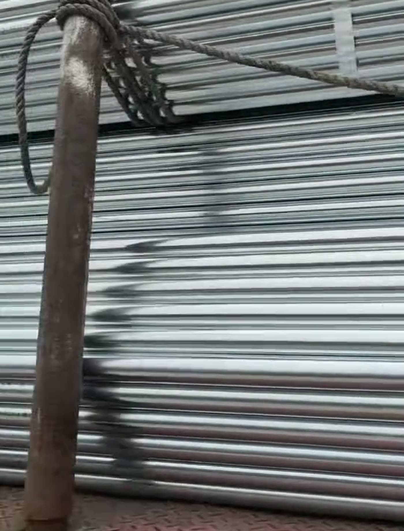 Hot-dip galvanized round steel pipe with protective end caps