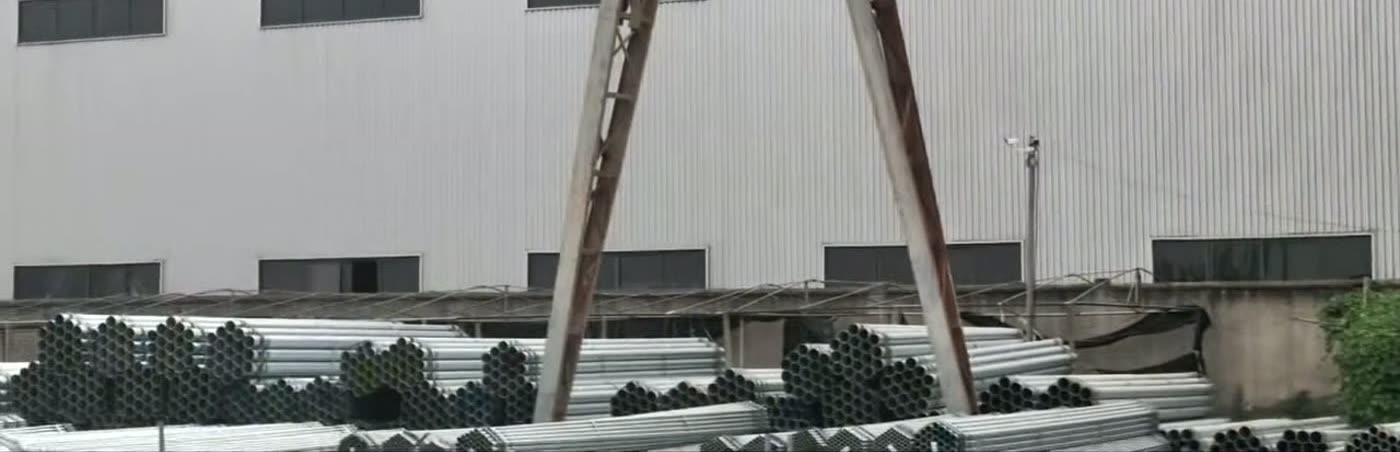 Hot-dip galvanized pipe bundles stacked at the factory